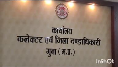 गुना: विधानसभा निर्वाचन 2023 में मतदाताओं को दी जा रही क्यूआर कोड वाली मतदाता सूचना पर्ची,