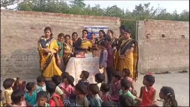 लोहरदगा: लोहरदगा नारी सम्मान ग्रुप ने लोहरदगा हरमू गांव में गरीब बच्चों के बीच मिठाई व पटाखे का किया वितरण