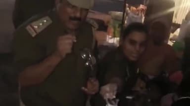 सैफई: सैफई थाने के मुस्लिम इंस्पेक्टर ने गरीब बच्चों को फुलझड़ी और मिठाई बांटकर मनाया दीवाली का त्योहार, लोगों ने की प्रशंसा