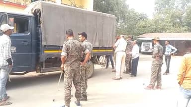 डोमचांच: डोमचांच पुलिस ने विभिन्न जुवे अड्डे पर छापेमारी कर 2 बाइक 4 ताश पत्ते 16 मोबाईल ₹29930 नगद सहित 16 जुवाड़ी किया गिरफ्तार