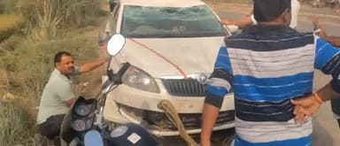 भदोही: भदोही-जौनपुर मार्ग पर मथुरापुर में अनियंत्रित होकर धान के खेत में पलटी कार