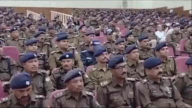 हरिद्वार: ऋषिकुल कॉलेज के ऑडिटोरियम में सोमवती अमावस्या स्नान को लेकर पुलिस फोर्स ने की ब्रीफिंग