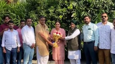 करनाल: न्यायपुरी में पूर्व विधायक सुमिता सिंह के आवास पर दीपावली मिलन कार्यक्रम में पहुंचे राजनीतिक और सामाजिक संस्थाओं के लोग