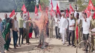 चरखी दादरी: लंबित मांगों को लेकर बाढ़ड़ा एसडीएम कार्यालय के सामने सफाई कर्मियों ने सीएम का जलाया पुतला, की नारेबाज़ी