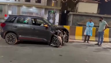 गिर्वा: कुम्हारों का भट्टा स्थित फ्लाईओवर पर दो कारों की हुई आमने-सामने भिड़ंत, कार सवार लोगों को आई मामूली चोटे