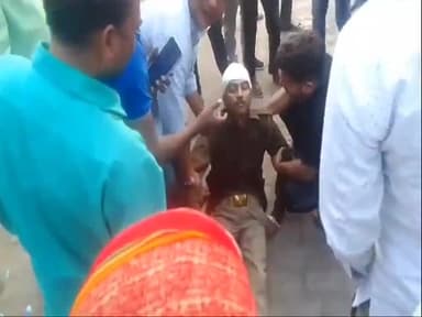 हरदोई: हरदोई में जीआरपी का घायल सिपाही मेडिकल कालेज से चलकर सड़क पर पहुंचा और बेहोश हो गया