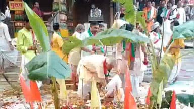 मथुरा: ठाकुर द्वारकाधीश मंदिर में मनाया गया गोवर्धन पूजा महोत्सव देश-विदेश से श्रद्धालु ने लिया भाग विधायक श्रीकांत शर्मा