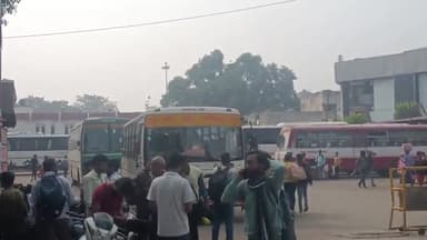 प्रयागराज: दीपावली पाव बीत जाने के बाद बस अड्डे पर उमड़ी यात्रियों की भीड़,प्राइवेट गाड़ियों ने वसूला मनमाना किराया
