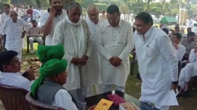 चरखी दादरी: जिले से इनेलो कार्यकर्ताओं ने तेजाखेड़ा में इनेलो नेता अभय चौटाला से की मुलाकात, क्षेत्र की जनसमस्याओं को लेकर की चर्चा