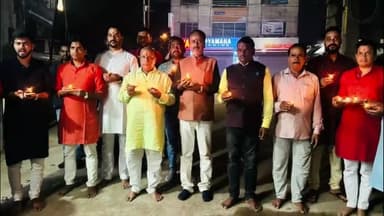 गिरिडीह: भाजपा नेता विनय सिंह एंड टीम के द्वारा दीपोत्सव के तहत रविवार देर रात पचंबा रोड में जलाया गया एक दिया शहीदों के नाम।