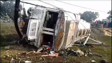 हज़ारीबाग: 13 माईल के पास डीजल टैंकर ने ट्रैक्टर को मारी धक्का, टैंकर पलटा, डीजल पानी की तरह बहा,चालक घायल।