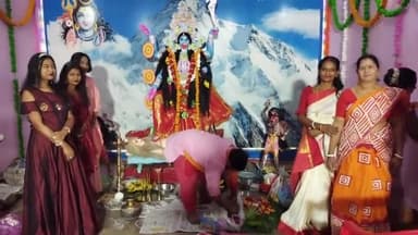 बड़े बचेली: किरंदुल में रात्रि जागरण कर श्रद्धालुओं ने की माँ काली की पूजा, सुख शांति की कामना की