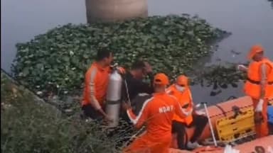 सारनाथ थाना अंतर्गत पुराने पुल नक्की घाट से महिला ने लगाई छलांग, NDRF की टीम तलाश में जुटी