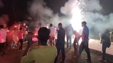 सिकटी: सिकटी विधानसभा क्षेत्र के भारत नेपाल सीमा पर देश की सुरक्षा में तैनात SSB के जवानों ने मनाई दीपावली।