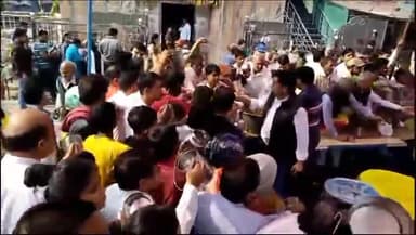 उकलाना: उकलाना पुरानी अनाज मंडी में सनातन धर्म मंदिर अन्न कूट का प्रसाद किया वितरित, श्रद्धालुओ की लगी भीड़