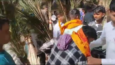 चरखारी: दीपावली #गोवर्धन_पूजा के शुभ अवसर पर मौनिया मौन चराने के निकले सोहरयांव निवासी छविलाल मिस्त्री ने हर वर्ष की भांति मौनियो को तौलिया भेंट की जय श्री कृष्णा