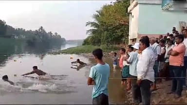 ఆత్రేయపురం: ఉచ్చిలిలో సర్ ఆర్దర్‌ కాటన్ యూత్ ఆధ్వర్యంలో యువతకు ఈత పోటీలు నిర్వహణ