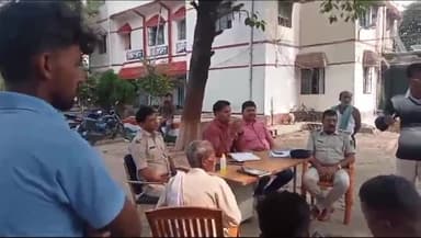 करपी: छठ पूजा को देखते हुए किंजर थाना परिसर में शांति समिति की बैठक का हुआ आयोजन