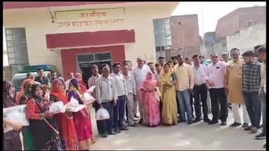 भरथना: लखना सभासद ने अपने पिता का स्मृति कार्यक्रम आयोजित कर नगर पंचायत के कर्मचारियों को गर्म अंग वस्त्र किए भेंट