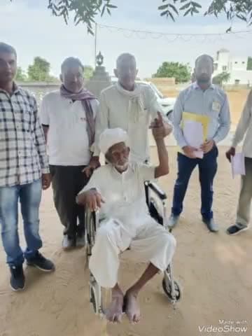 रानीवाड़ा: विधानसभा चुनाव को लेकर रानीवाड़ा में बुजुर्ग लोगों ने होम वोटिंग के तहत अपने मत का किया प्रयोग