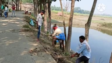 गढ़पुरा: छठ पर्व को लेकर मनिकपुर स्थित रामजी पोखर का किया गया साफ सफाई