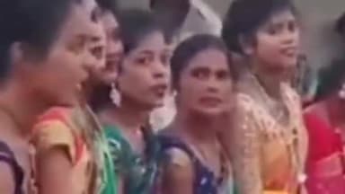 सिधाव: बगहा प्रखंड के आदिवासी उरांव बहुल क्षेत्रों में हर्षोल्लास के साथ घरी पूजा की हुई शुरुआत