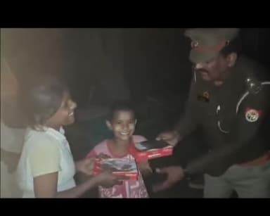 MORADABAD
परिवार से दूर दरोगा ने गरीबों के साथ मनाई दिवाली,
उपनिरीक्षक ओम शुक्ला ने मनाई दिवाली,