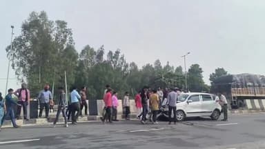 भरथना: एनएच-19 पर ग्राम सराय मिट्ठे के पास दो कारों की टक्कर में दो बच्चे हुए घायल, मौके पर पहुंची पुलिस