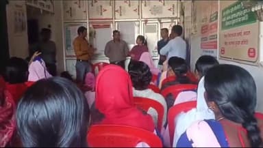 सोनभद्र बंशी सुर्यपुर: प्राथमिक स्वास्थ्य केंद्र वंशी में आशा कार्यकर्ताओं को पल्स पोलियों के सफलता के लिए की गई प्रशिक्षित