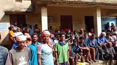 गुमला - अवुआ आवास हेतु ग्राम सभा का अयोजन पंचायत मुरकुंडा राजस्व ग्राम कोलांबी मुखिया वीणा कुमारी ।