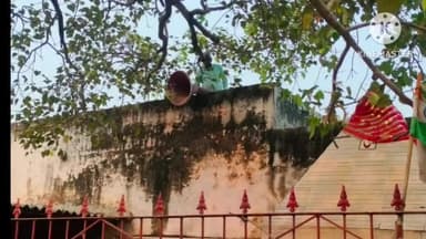 अमरोहा: कोर्ट के आदेश अनुसार गांव  पिपली कलां व मदीपुरा मे पुलिस ने मंदिर मस्जिद पर लगे लाउडस्पीकर को उतरवाया,