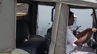 गिर्वा: माँजी का घाट पर अवैध जेटी लगाने आये व्यक्ति से नगर निगम ने ऑटो और जेटी की जब्त