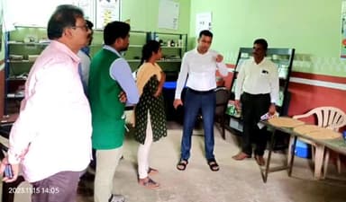 ఆలమూరు: పెదపళ్ళ గ్రామంలో ధాన్యం కొనుగోలు కేంద్రాన్ని పరిశీలించిన జిల్లా కలెక్టర్ హిమాన్షు శుక్లా