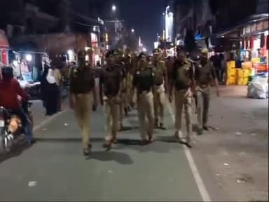 हरदोई: जिले में बस अड्डों पर बेहद सतर्क रही पुलिस, एसपी ने की पैदल गश्त