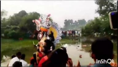 रामगढ़ चौक: रामगढ़ प्रखंड क्षेत्र के बिल्लोग्राम में नम आंखों से श्रद्धालुओं ने दी मां काली को विदाई।