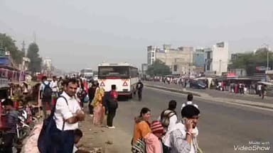 पावटा: पावटा कस्बे में स्थायी बस स्टैंड नहीं होने से आमजन परेशान, भाई दूज के अवसर पर महिलाओं सहित अन्य यात्री हुए परेशान