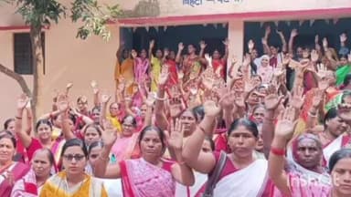 बिहटा: बिहटा CDPO कार्यालय के परिसर में 49वें दिन भी आंगनबाड़ी सेविका और सहायिकाओं ने किया प्रदर्शन