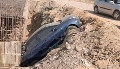 रानीवाड़ा: रानीवाड़ा के कागमाला सड़क मार्ग पर पुलिया निर्माण के लिए खोदी गई खाई में गिरी कार चालक हुआ चोटिल