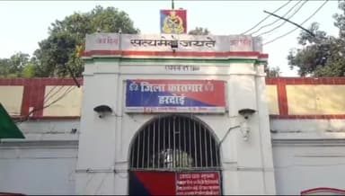 हरदोई: पूर्व विधायक अब्दुल्ला आजम को सुरक्षा व्यवस्था में वापस लाया गया हरदोई कारागार, रामपुर के एमपी एमएलए कोर्ट में थी पेशी