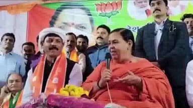 घुवारा: घुवारा में 14 नवंबर को सभा संबोधित करने के दौरान पूर्व सीएम उमा भारती ने मंच से सीएम शिवराज सिंह चौहान को दिया आशीर्वा