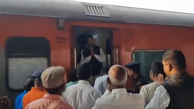 सासाराम: पूर्वा एक्सप्रेस ट्रेन से सासाराम पहुंचे सांसद छेदी पासवान, भाजपा कार्यकर्ताओं ने किया भव्य स्वागत