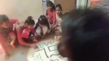 चरखारी: #बाल_दिवस #गोवर्धन_पूजा #भैया_दोज
चरखारी नगर में निरंतर संचालित डॉ.भीमराव अम्बेडकर पाठशाला एवं पुस्तकालय खंदिया में 14नवम्बर #बाल_दिवस के उपलक्ष्य पर आज सांय 07:00 बजे #दीपोत्सव, #रंगोली कार्यक्रम आयोजित किया गया