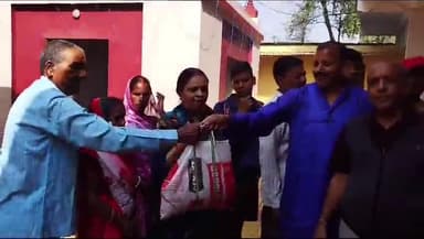 गुमला: देवी मंडप परिसर में चैती दुर्गा पूजा समिति द्वारा छठ पर्व को लेकर 15 क्विंटल गेहूं का किया गया वितरण