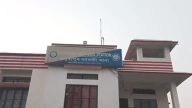 সোণাৰি: মথুৰাপুৰত এখন ব্যৱসায়িক প্ৰতিষ্ঠানৰ পৰা চুৰি হোৱা মʼবাইল উদ্ধাৰ মথুৰাপুৰ আৰক্ষী থানাৰ ভাৰপ্ৰাপ্ত আৰক্ষী ধমেন্দ্ৰ বড়াৰ