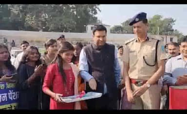 धनबाद/केंदुआडीह: राज्य स्थापना दिवस के मौके पर कलाकारों ने गोल्फ ग्राउंड में बिरसा मुंडा सहित 6 योद्धाओं की कोल डस्ट से बनाई कलाकृति