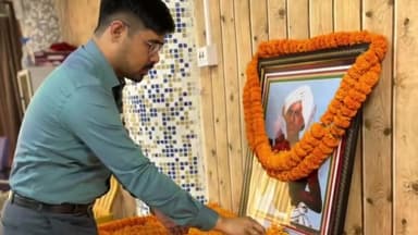 गिरिडीह: राज्य स्थापना दिवस पर बुधवार को डीसी ऑफिस में उपयुक्त समेत अन्य अधिकारियों ने बिरसा मुंडा को किया नमन।l