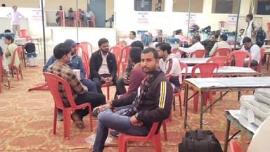 पिछोर: छत्रसाल कॉलेज में बने कंट्रोल रूम से मतदान दलों को मतदान केंद्रों के लिए किया गया रवाना