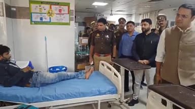 सैफई: दो ट्रेनों में आग लगने व भगदड़ से घायल हुए यात्रियों का हाल-चाल जानने सैफई मेडिकल कॉलेज पहुंचे डीएम व एसएसपी