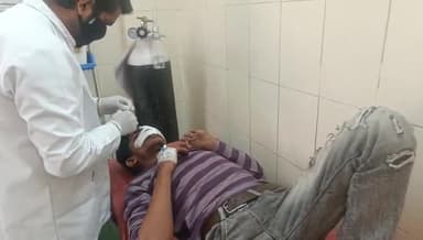 अमरोहा: गांव बागड़पुर के पास तेज रफ्तार अज्ञात वाहन ने मोटरसाइकिल को मारी जोरदार टक्कर, जिला अस्पताल में भर्ती