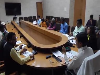 हरदोई: हरदोई कलेक्ट्रेट सभागार में जिलाधिकारी मंगला प्रसाद सिंह की अध्यक्षता में राजनीतिक दलों की बैठक हुई